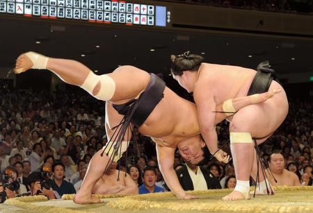 妙義龍（左）を小手投げで下す照ノ富士＝両国国技館（撮影・吉澤敬太）