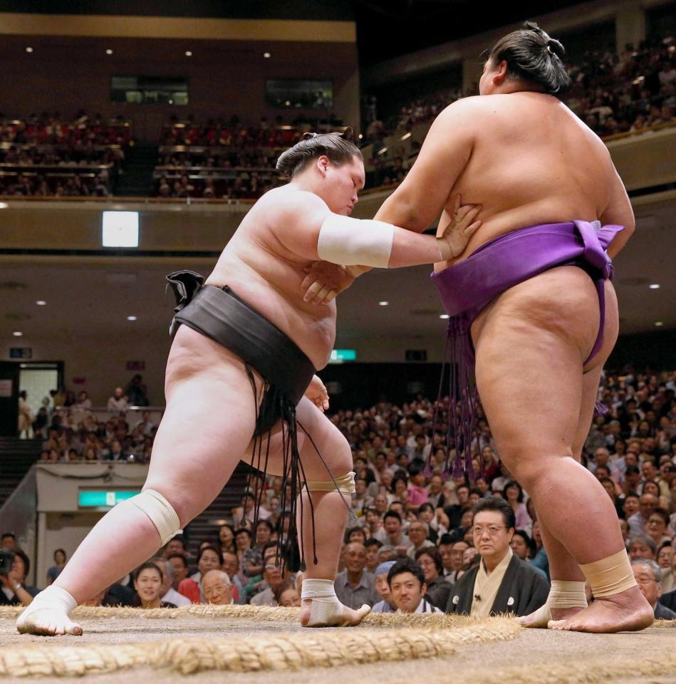 　佐田の富士（右）を寄り切りで下す照ノ富士