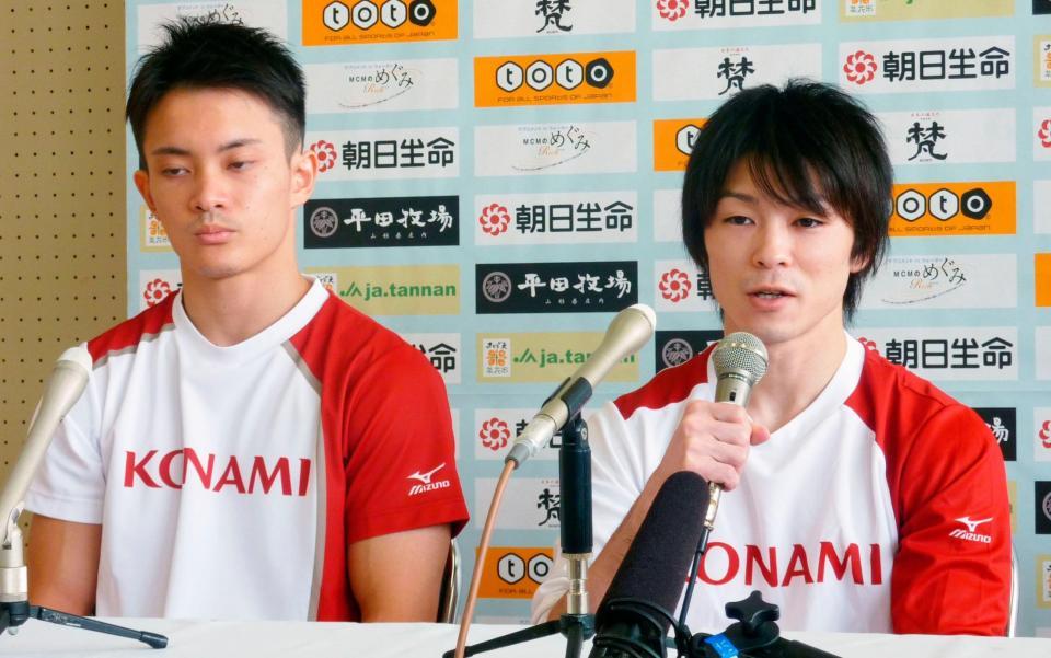 全日本シニア選手権に向け、記者会見で抱負を語る内村航平（右）と田中佑典＝鯖江市総合体育館