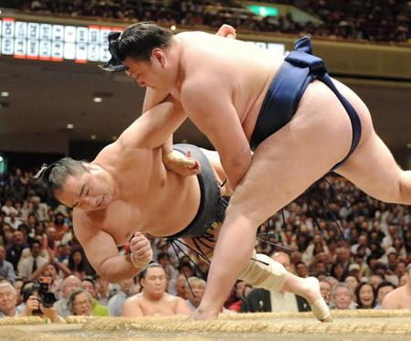 安美錦を小手投げで破った勢（右）＝撮影・西岡正