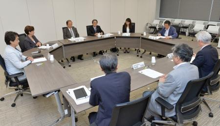 　２０２０年東京五輪・パラリンピック公式エンブレムの新デザイン決定に向けた「準備会」の第２回会合＝２１日午後、東京都港区