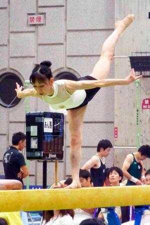 　平均台の演技をする内村周子さん