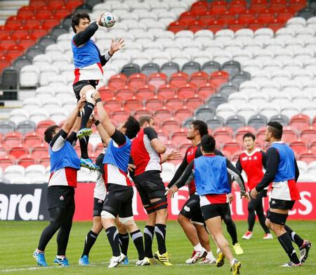 　スコットランド戦が行われる会場で、ラインアウトの動きを確認する日本代表（共同）