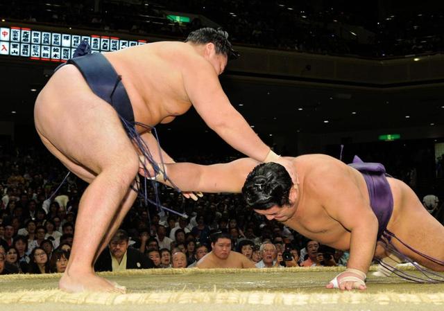 鶴竜、変化で２敗死守？ヤジも