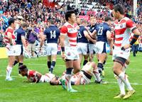 　後半、トライを奪われ、ぼうぜんとする（手前右から）五郎丸、立川ら日本選手（共同）