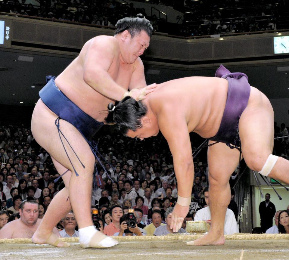 　蒼国来（右）をはたき込みで下す勢