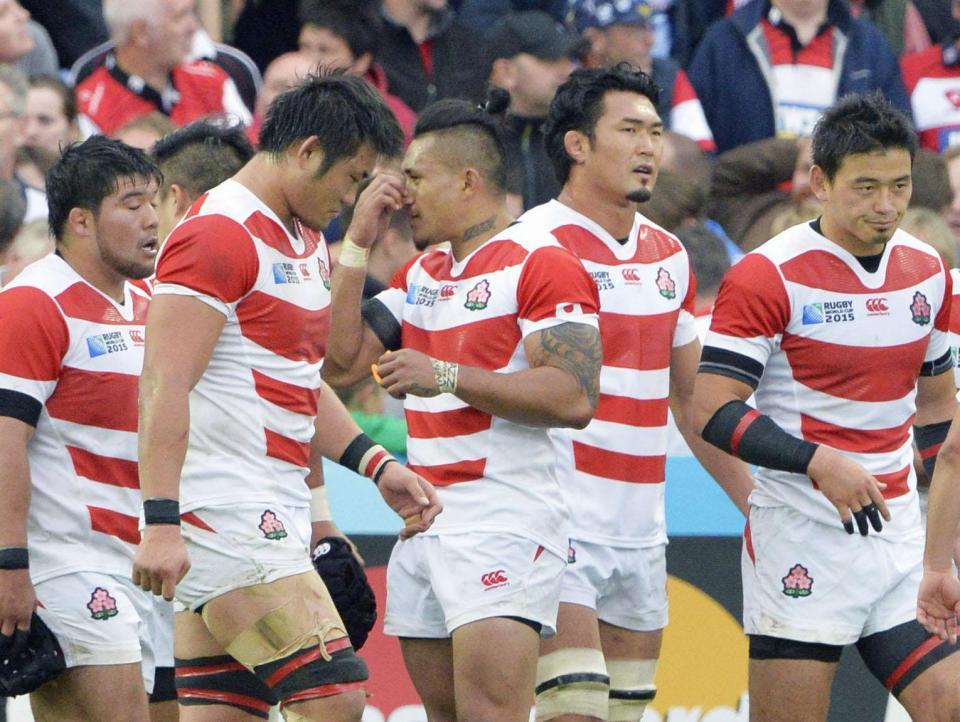 　スコットランドに完敗し、肩を落とす（右から）五郎丸、伊藤、サウら日本フィフティーン＝グロスター（共同）