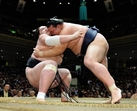 稀勢の里に寄り倒しで敗れた照ノ富士（左）＝両国国技館（撮影・園田高夫）