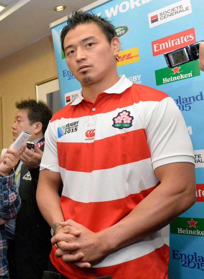 　スコットランド戦から一夜明け、宿舎で取材に応じるラグビー日本代表の五郎丸