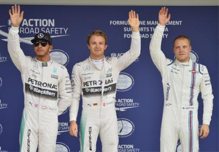 　予選を終え声援に応える（左から）２番手のルイス・ハミルトン、ポールポジションのニコ・ロズベルク、３番手のバルテリ・ボッタス＝鈴鹿サーキット