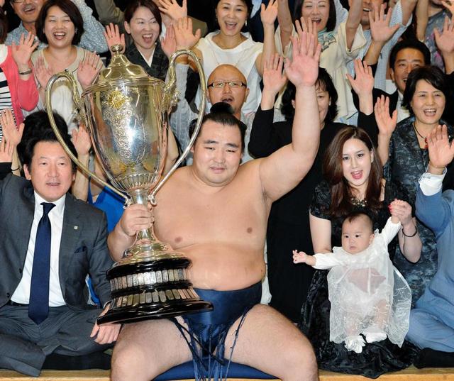 鶴竜優勝　ムンフザヤ夫人も喜び語る