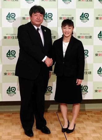 　入社内定会見を行った登坂絵莉（右）と東新住建の辻明典社長