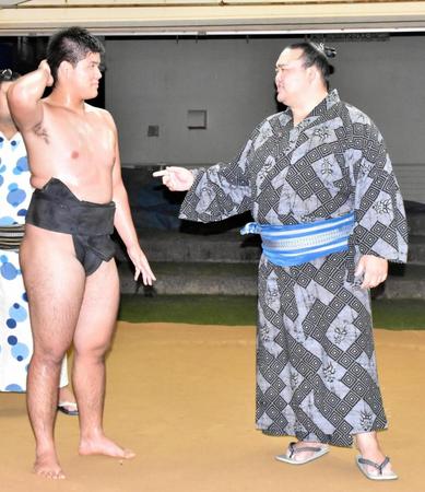徳田君を指導する稀勢の里