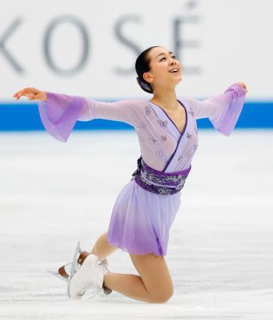 　フィギュアスケートのジャパン・オープンで復帰を果たした浅田真央。ファンの大歓声に笑顔を見せた＝３日、さいたまスーパーアリーナ