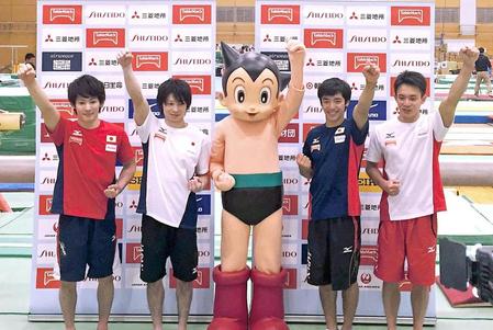 応援キャラクターに決まった鉄腕アトム（中央）とポーズを決める体操男子の（左から）加藤、内村、白井、田中