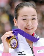 メダルを手にほほ笑む浅田真央（撮影・開出牧）