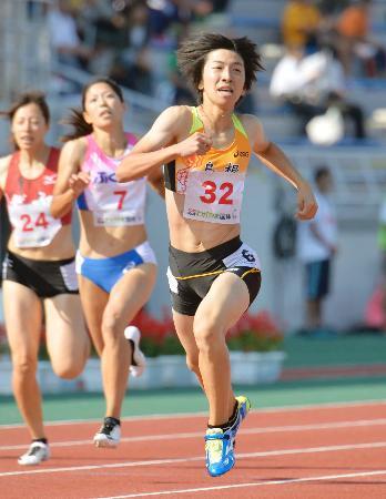 　成年女子４００メートル決勝　５３秒７５で優勝した島根の青山聖佳（右）＝和歌山市紀三井寺陸上競技場