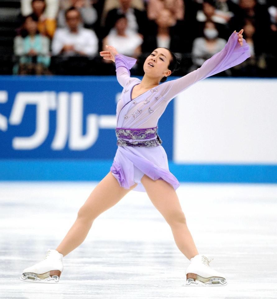 　復帰戦で華麗な演技を披露する浅田真央（撮影・開出牧）