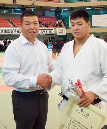 　男子１００キロ超級で初優勝し、父の直也氏（左）と握手する小川雄勢