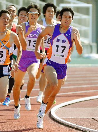 　成年男子８００メートル決勝　１分４８秒５８で優勝した長野の川元奨（１７）＝和歌山市紀三井寺陸上競技場