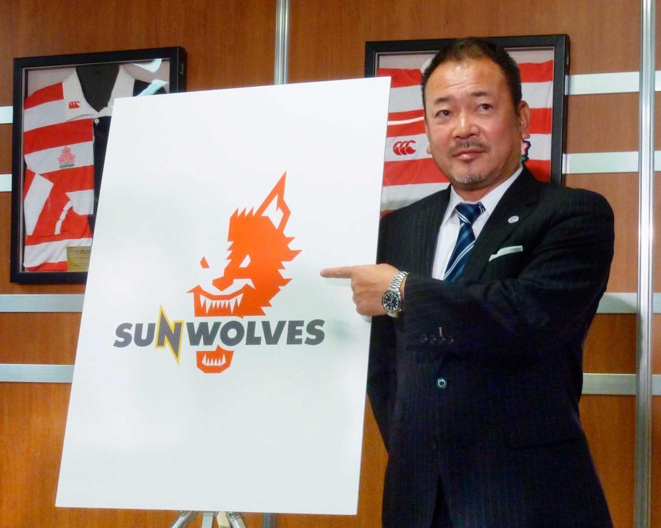 　スーパーラグビーに参戦する日本チームの名称とロゴを発表するジャパンエスアールの上野裕一業務執行理事（共同）