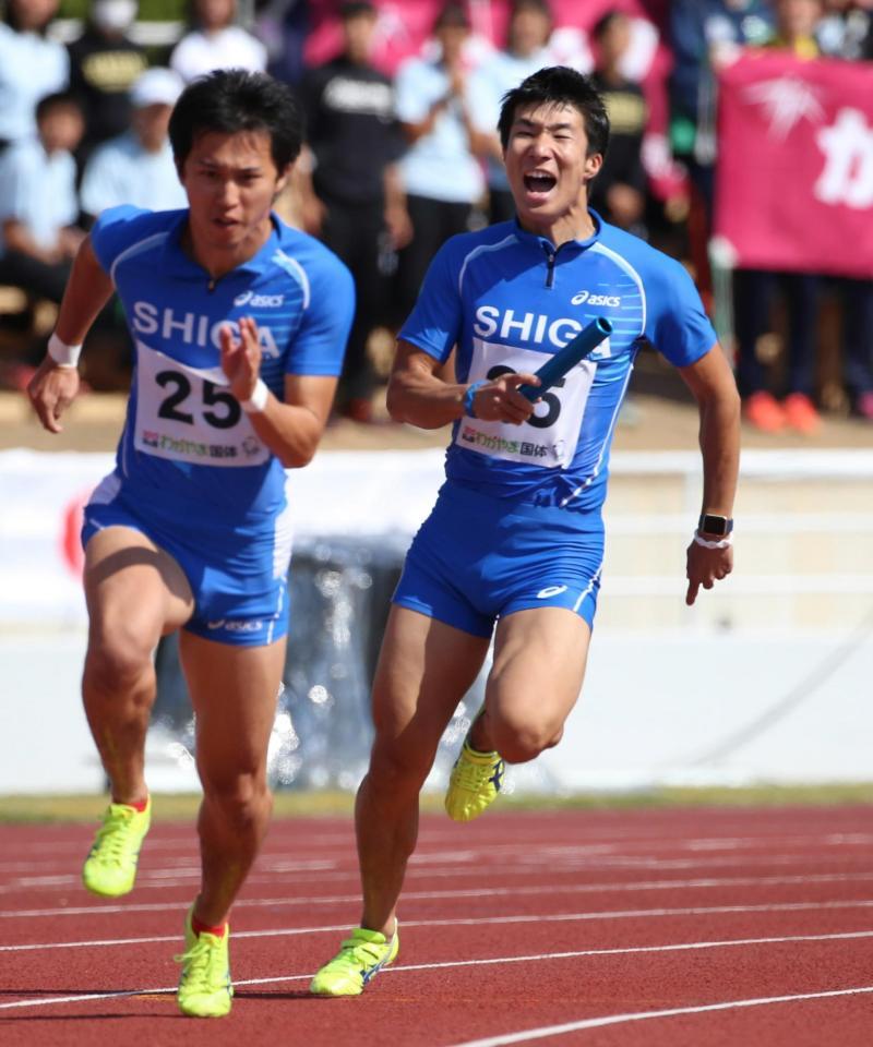 滋賀県の第３走者として出場した桐生（右）。左は第４走者の小谷優介＝紀三井寺陸上競技場