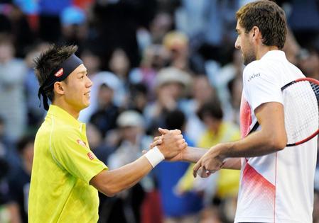 試合後、チリッチ（右）と握手を交わす錦織圭