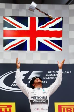 　Ｆ１ロシアＧＰで優勝し、表彰台でトロフィーを投げ上げて喜ぶメルセデスのルイス・ハミルトン＝ソチ（ゲッティ＝共同）