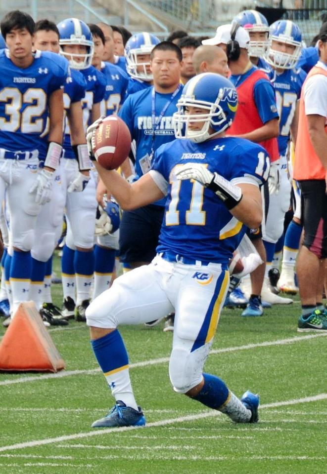 第３クオーター、パスをキャッチする関学大のＷＲ前田