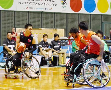 　アフガニスタン戦の第４クオーター、ボールをキープする土子＝千葉ポートアリーナ