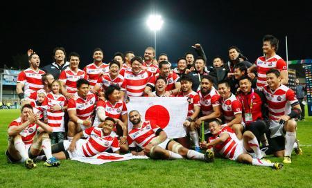 　米国に勝利しＷ杯３勝を挙げ、記念写真に納まる日本フィフティーン＝１１日、英グロスター（共同）