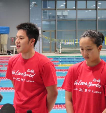 水泳教室に参加した瀬戸大也（左）と渡部香生子