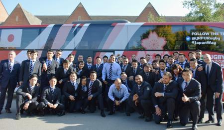 　宿舎前で記念撮影するラグビー日本代表＝１２日、英チェルトナム（共同）