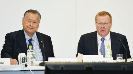 　東京五輪の準備状況を確認する事務折衝であいさつするＩＯＣのコーツ副会長。左は大会組織委の森喜朗会長＝１３日午前、東京都港区