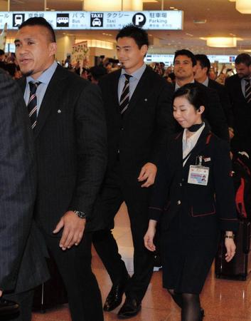 笑顔の五郎丸＝羽田空港（撮影・田村亮介）