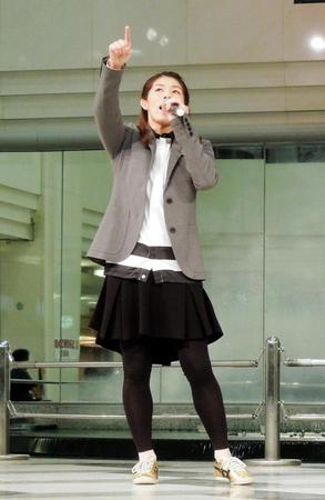 ＣＤリリースイベントで生歌を披露した吉田沙保里。振り付けもバッチリ！