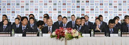 　ラグビーＷ杯から帰国し、記者会見に臨む日本代表＝13日午後、東京都内のホテル