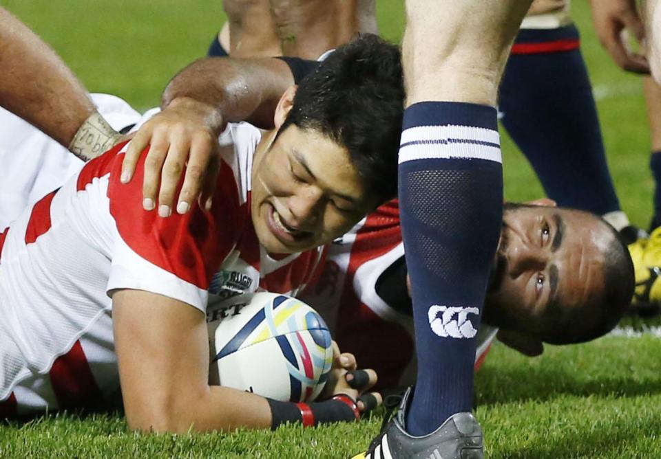 　日本－米国　前半、トライを決めた藤田。右はリーチ＝グロスター（共同）