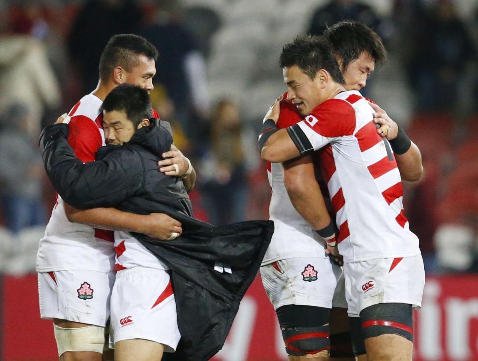 　米国を破り、抱き合って喜ぶ（左から）ツイ、田中、真壁、五郎丸＝グロスター（共同）