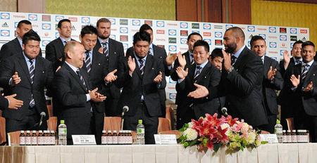 リーチ・マイケル主将（手前右）の音頭で会見を締めるエディー・ジョーンズＨＣ（手前左）らラグビー日本代表