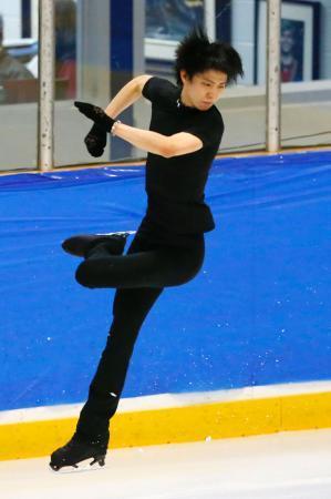　オータム・クラシックの公式練習でジャンプする羽生結弦＝バリー（共同）