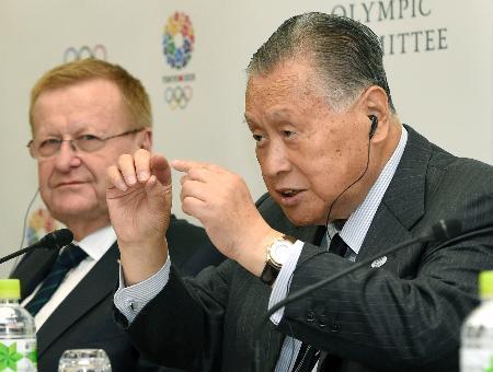 　事務折衝を終え記者会見する、東京五輪組織委の森喜朗会長（右）とＩＯＣのコーツ調整委員長＝１４日午後、東京都港区