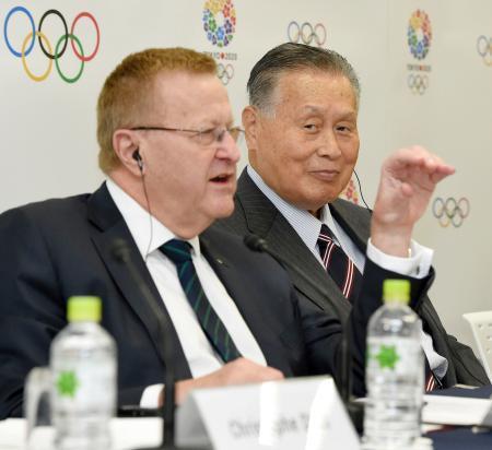 　事務折衝を終え、記者会見するＩＯＣのコーツ調整委員長（左）と笑顔で見つめる東京五輪組織委の森喜朗会長＝１４日午後、東京都港区