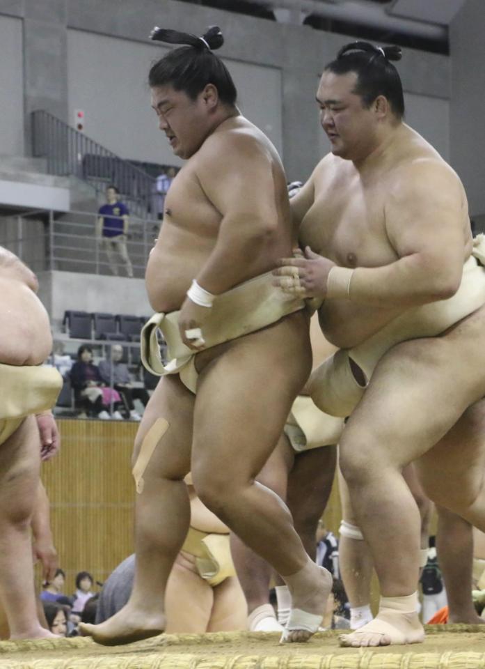 　稀勢の里（右）と稽古する嘉風＝愛知県豊田市のスカイホール豊田