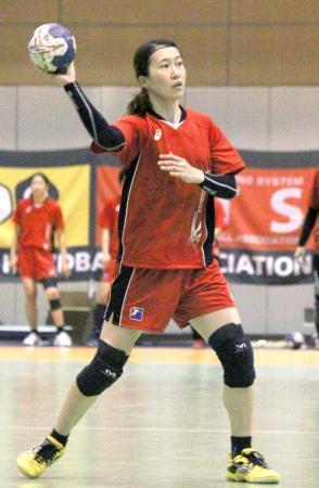 　練習するハンドボール女子日本代表の石立＝味の素ナショナルトレーニングセンター
