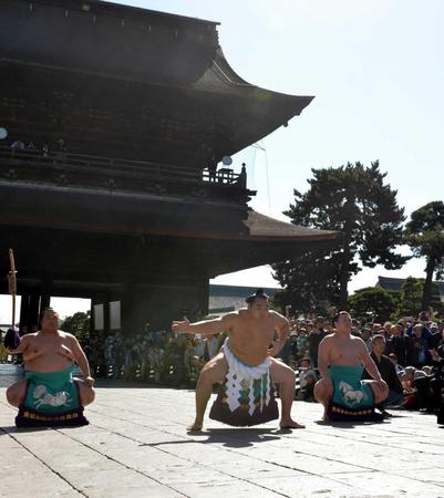 　復興祈願の土俵入りをする鶴竜（中央）