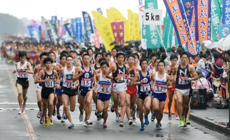　５キロ付近を力走する各大学の選手たち＝東京都立川市
