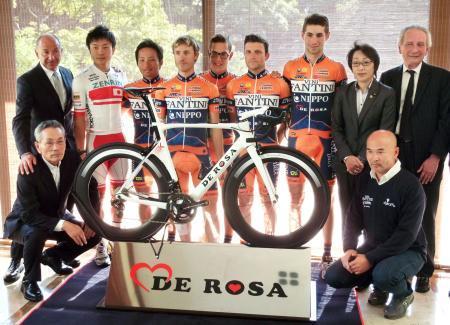 　自転車ロードレースのプロチーム「ＮＩＰＰＯビニファンティニ」への加入を発表し、記念撮影する窪木一茂（後列左から２人目）。前列右端は指導陣の大門宏氏＝１９日、東京都港区のイタリア大使館
