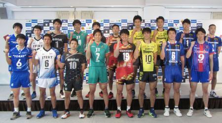 　記者会見で勢ぞろいした、ＪＴの越川（前列左から４人目）らバレーボール男子のプレミアリーグの選手たち＝１９日午後、大阪市
