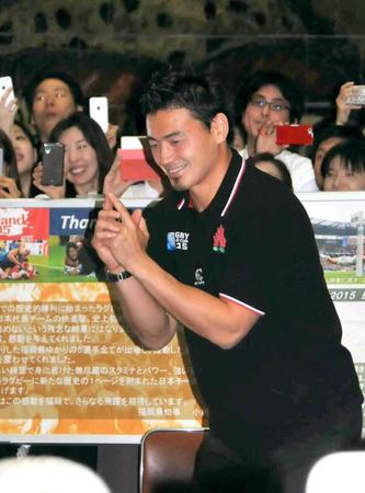 　すっかりおなじみとなったポーズを披露するラグビー日本代表・五郎丸